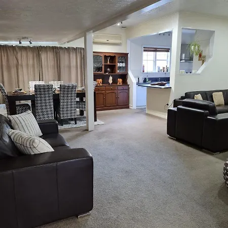 Hidden Gem And Entire Bungalow In Central Hutt Lower Hutt Exterior photo
